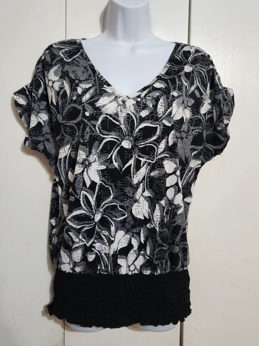 Agenda Floral Grunge Y2K Top Smocked Hem Boho V-Neck Cap Sleeve Black White M/L